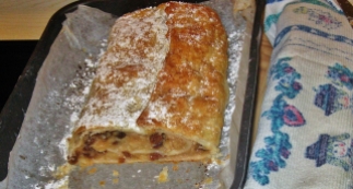 And I made strudel with pine nuts because I couldn't find ordinary nuts in the shop. I thought it would make it unique but then amore said: "Great! My mom always put pine nuts in it."