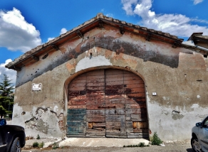 This door is opposite our vet in Pescia Romana.