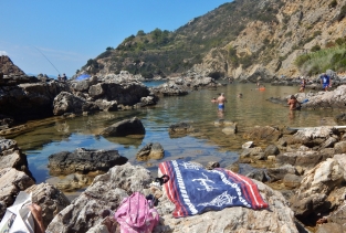 So that in this little cove the sea is really dead calm which pleases the pest. Who told me that Italians only tolerate sandy beaches, which is why I chose this rocky outpost?