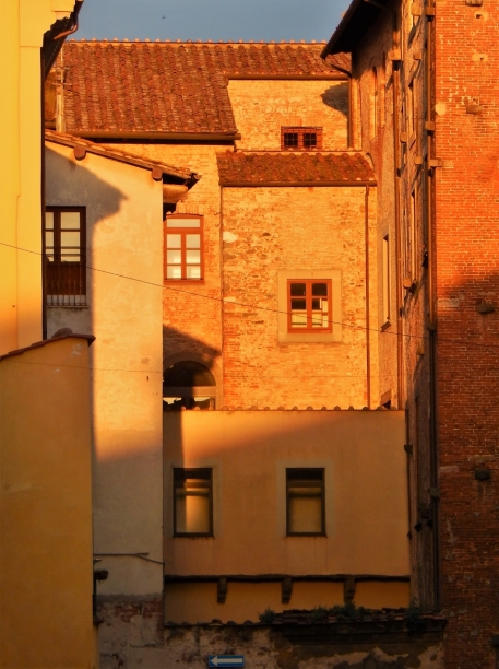 The last light of that day in Lucca. The sun said: Okay, one more.